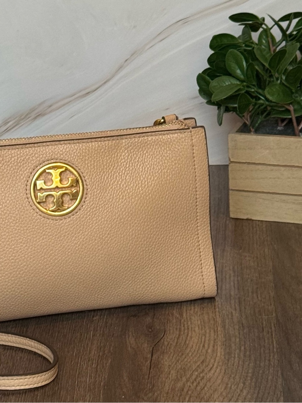 Tory Burch Carson Beige Pebbled Leather Crossbody with Gold Logo